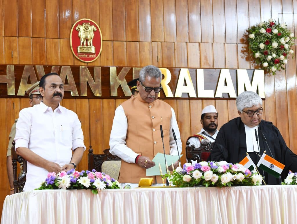 ഓംപ്രകാശ് മാഥുർ കേരള ഗവർണറായി ചുമതലയേറ്റു; സത്യവാചകം ചൊല്ലിക്കൊടുത്തത് ചീഫ് ജസ്റ്റിസ് സൗമൻ സെൻ