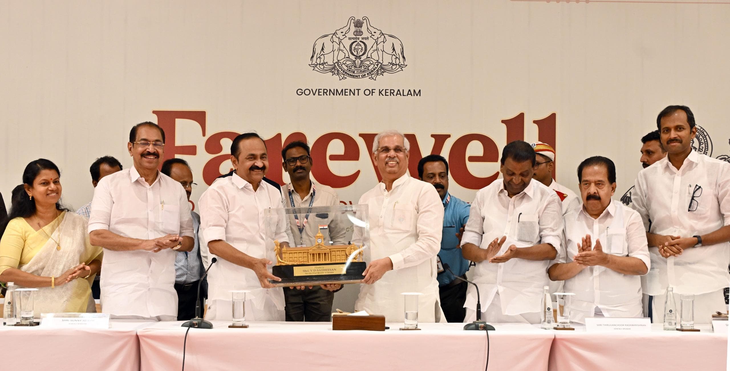 ഗവർണർ രാജേന്ദ്ര ആർലേക്കർക്ക് യാത്രയയപ്പ് നൽകി മുഖ്യമന്ത്രിയും മന്ത്രിമാരും